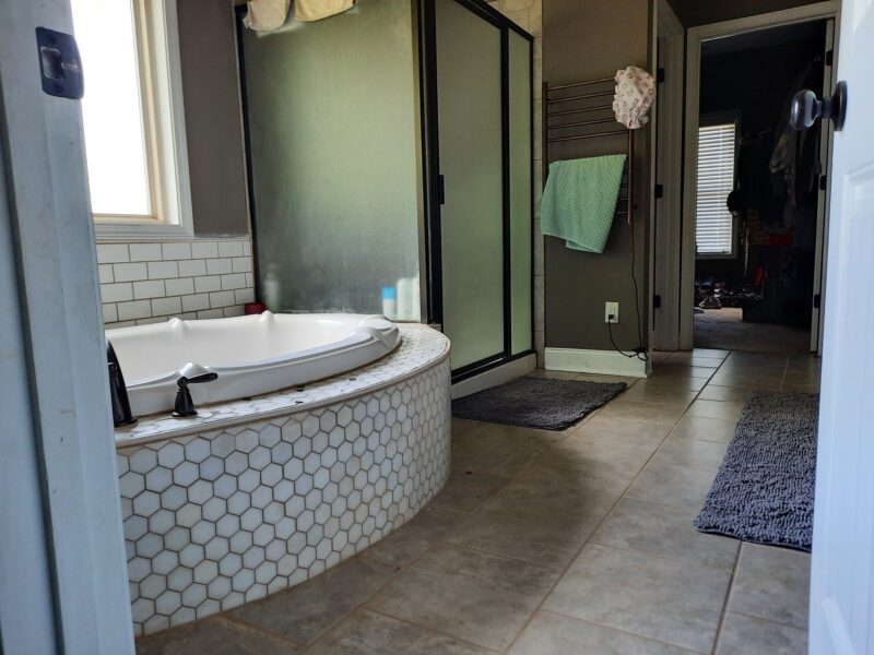 5 Bedroom, 4 bath with pool