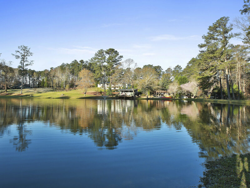 COZY COTTAGE NESTLED ON WATERS EDGE