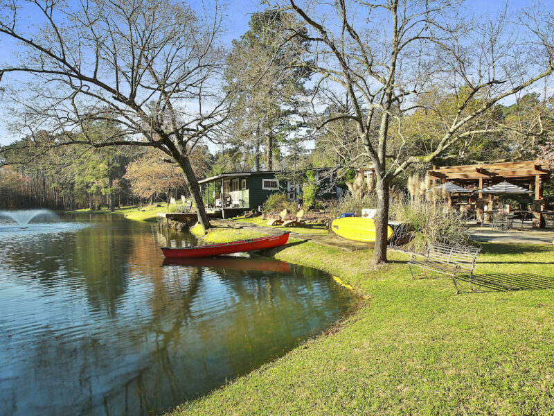 COZY COTTAGE NESTLED ON WATERS EDGE