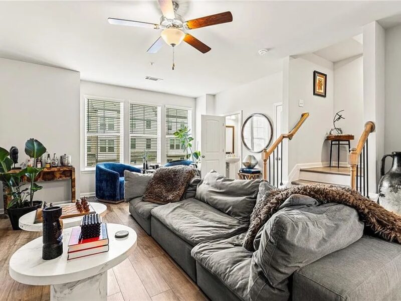 **Clean & Cozy 3-Story Townhome | 3 Bed, 2.5 Bath | 8 Minutes to Trilith | Walk to Shops l Fully Furnished**