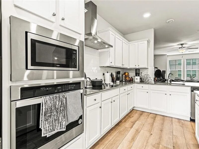 **Clean & Cozy 3-Story Townhome | 3 Bed, 2.5 Bath | 8 Minutes to Trilith | Walk to Shops l Fully Furnished**