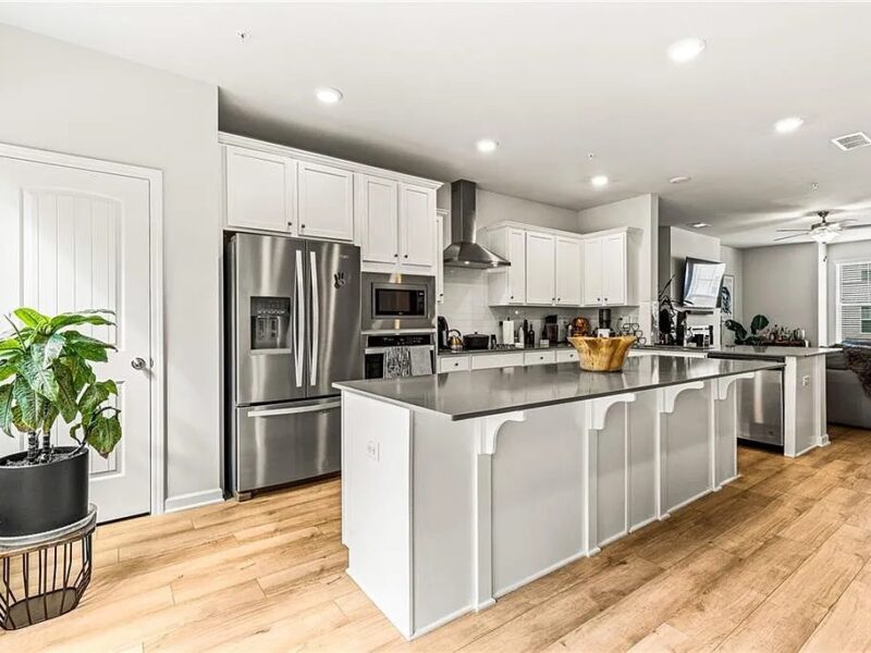 **Clean & Cozy 3-Story Townhome | 3 Bed, 2.5 Bath | 8 Minutes to Trilith | Walk to Shops l Fully Furnished**