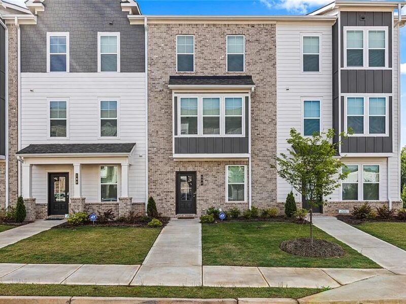 **Clean & Cozy 3-Story Townhome | 3 Bed, 2.5 Bath | 8 Minutes to Trilith | Walk to Shops l Fully Furnished**