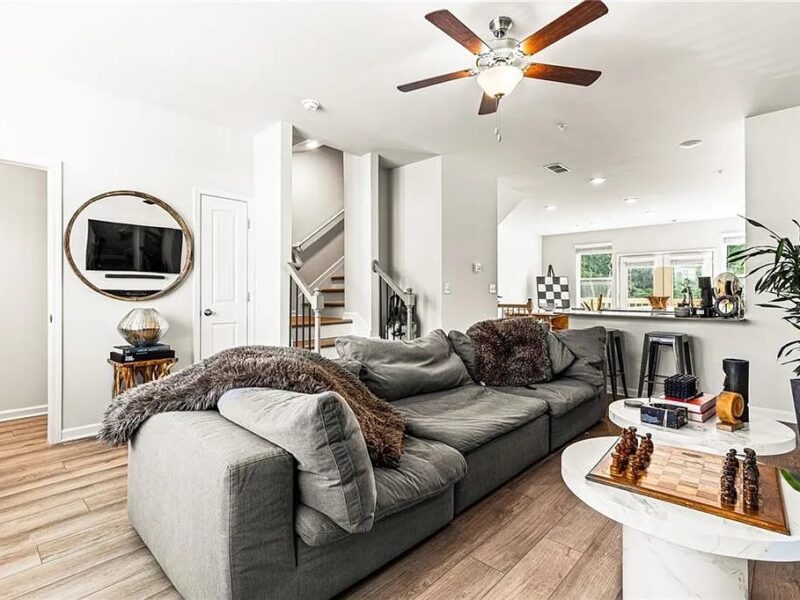 **Clean & Cozy 3-Story Townhome | 3 Bed, 2.5 Bath | 8 Minutes to Trilith | Walk to Shops l Fully Furnished**