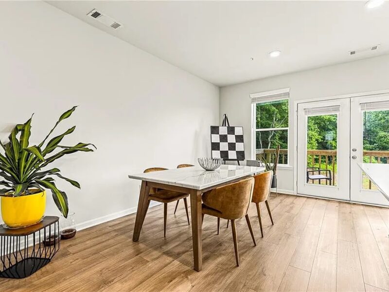 **Clean & Cozy 3-Story Townhome | 3 Bed, 2.5 Bath | 8 Minutes to Trilith | Walk to Shops l Fully Furnished**