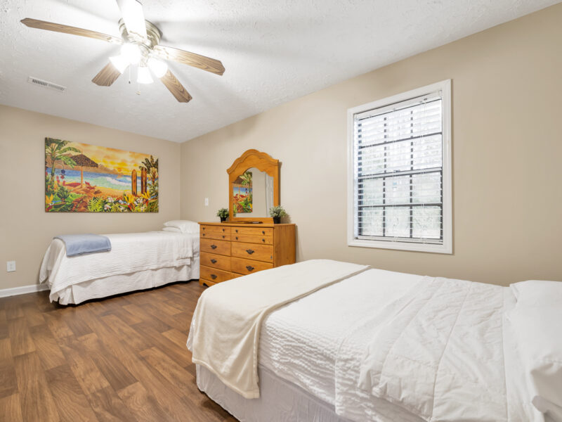 Flat Creek Country Club, Walk to Lake Peachtree (20 minutes to MODA) - 4br; 6 Bds