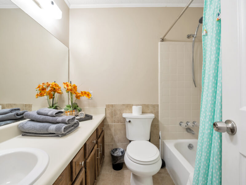 Flat Creek Country Club, Walk to Lake Peachtree (20 minutes to MODA) - 4br; 6 Bds