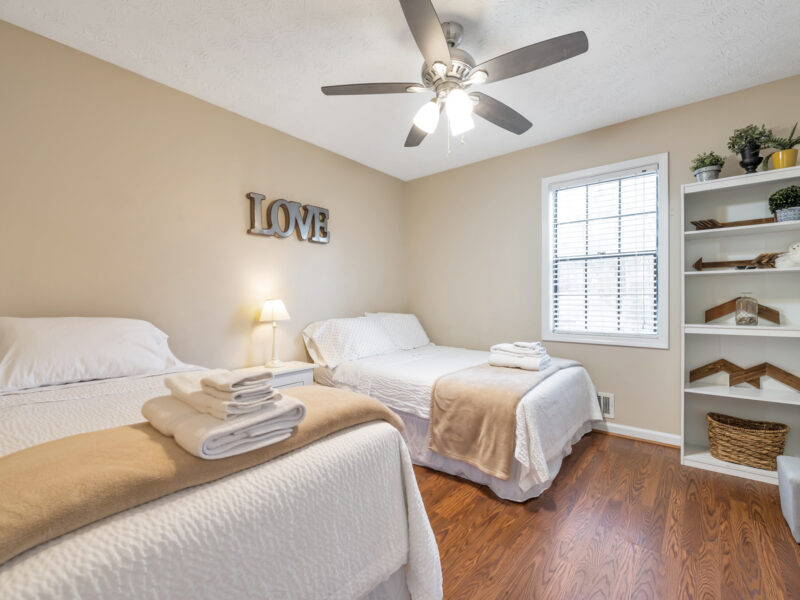 Flat Creek Country Club, Walk to Lake Peachtree (20 minutes to MODA) - 4br; 6 Bds