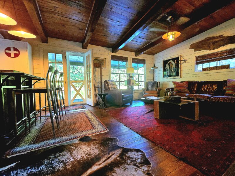 COZY COTTAGE NESTLED ON WATERS EDGE