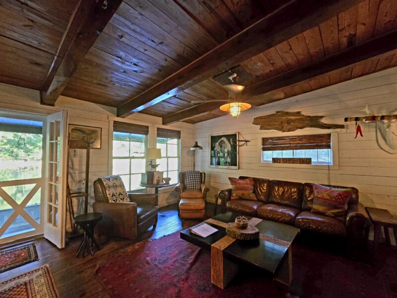 COZY COTTAGE NESTLED ON WATERS EDGE