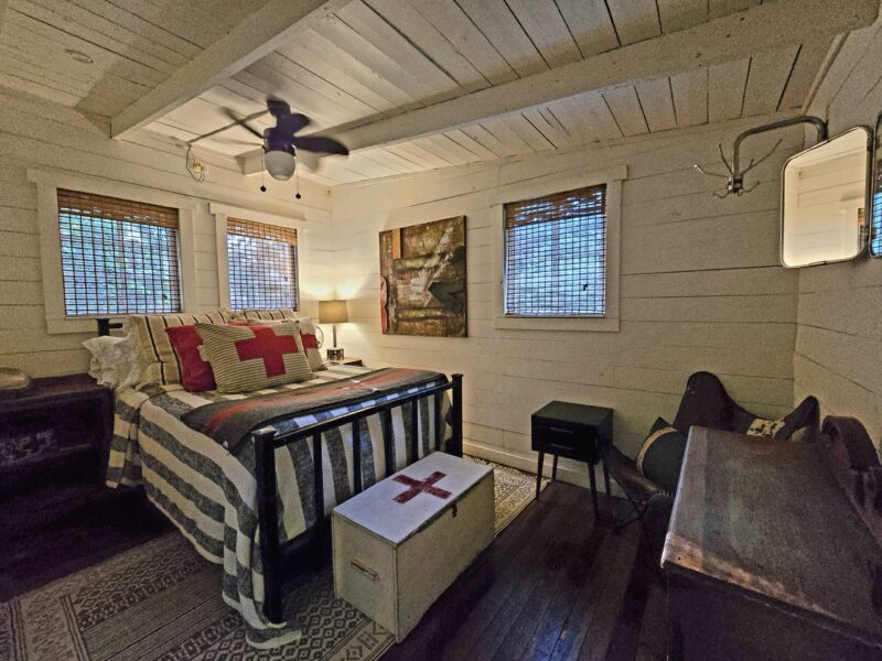 COZY COTTAGE NESTLED ON WATERS EDGE