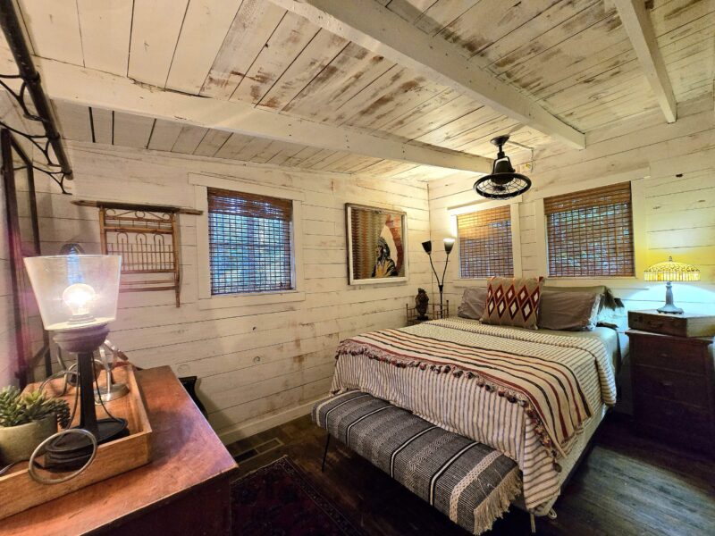 COZY COTTAGE NESTLED ON WATERS EDGE