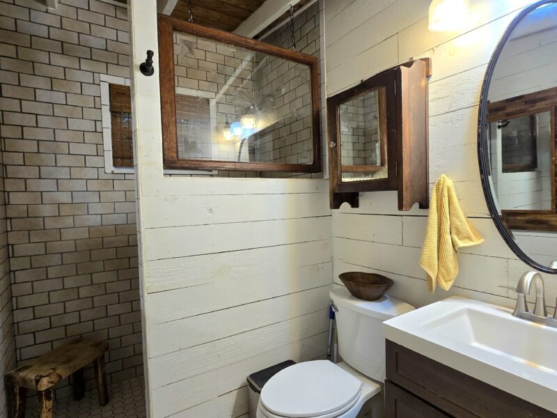 COZY COTTAGE NESTLED ON WATERS EDGE