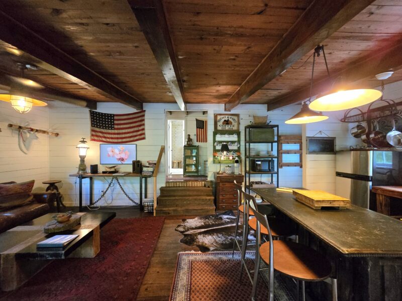 COZY COTTAGE NESTLED ON WATERS EDGE