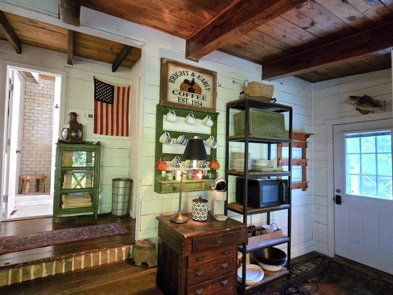 COZY COTTAGE NESTLED ON WATERS EDGE