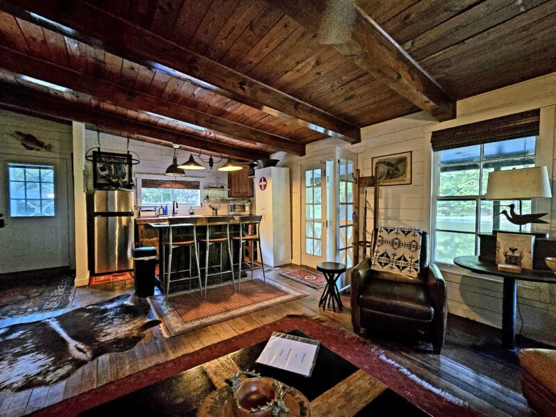 COZY COTTAGE NESTLED ON WATERS EDGE