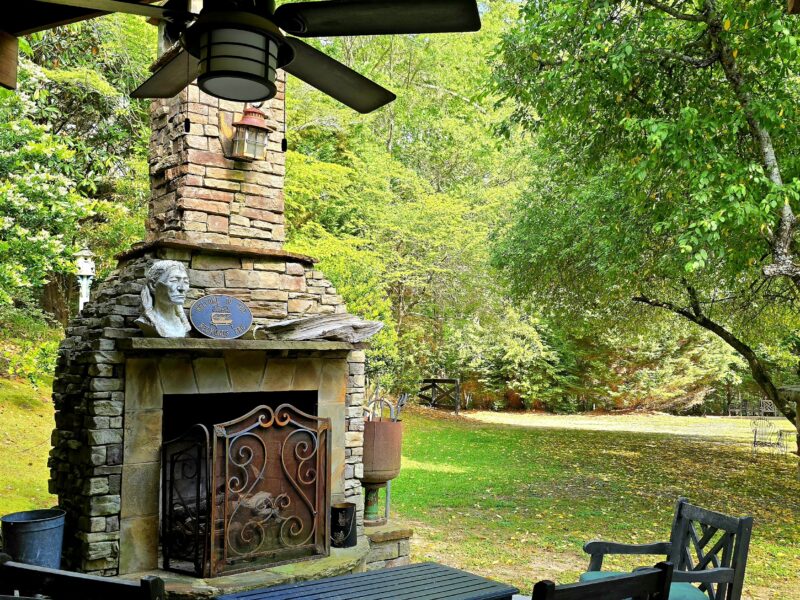 COZY COTTAGE NESTLED ON WATERS EDGE