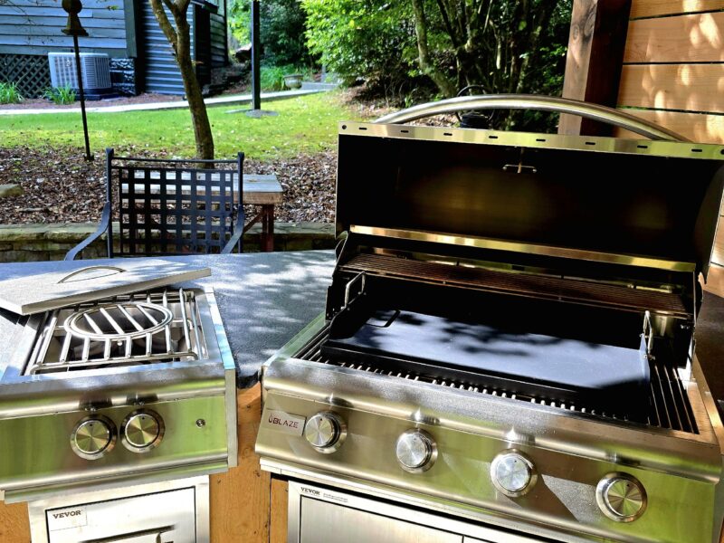 COZY COTTAGE NESTLED ON WATERS EDGE