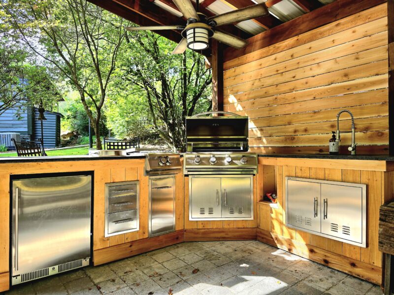 COZY COTTAGE NESTLED ON WATERS EDGE