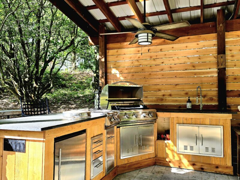 COZY COTTAGE NESTLED ON WATERS EDGE