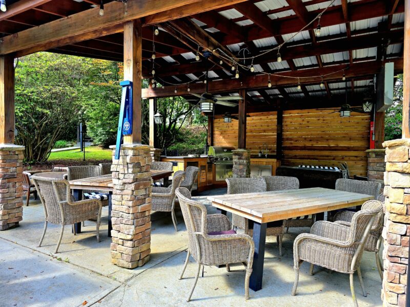 COZY COTTAGE NESTLED ON WATERS EDGE