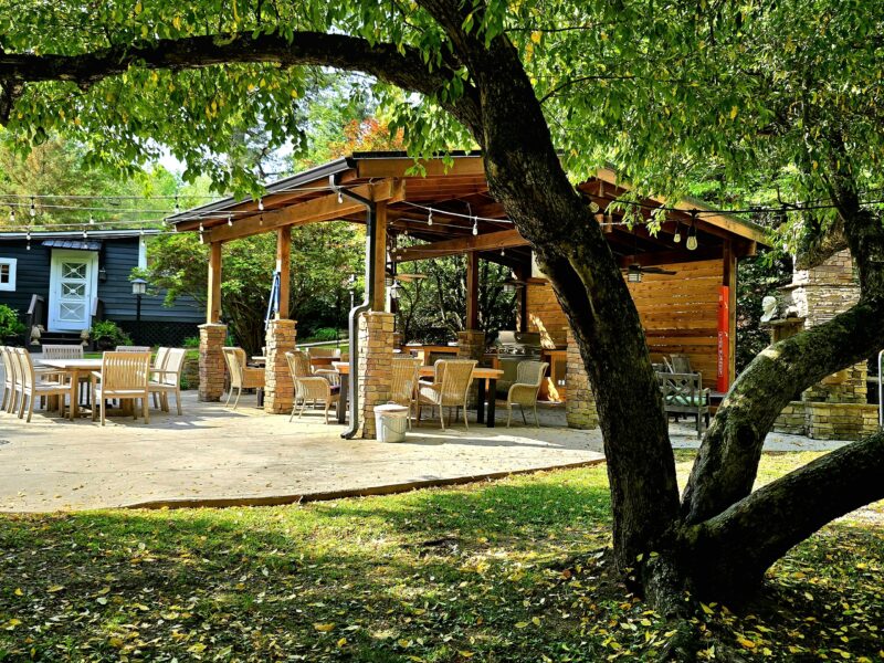 COZY COTTAGE NESTLED ON WATERS EDGE
