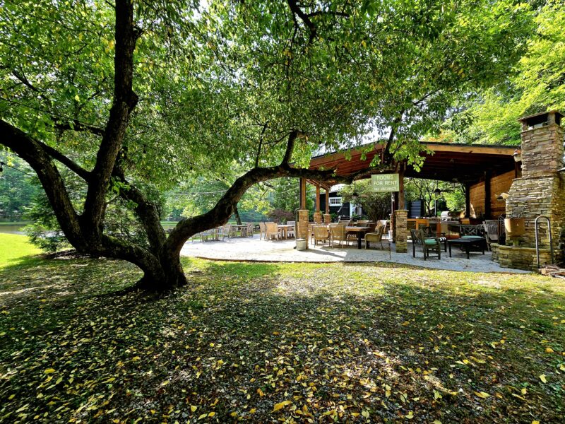 COZY COTTAGE NESTLED ON WATERS EDGE