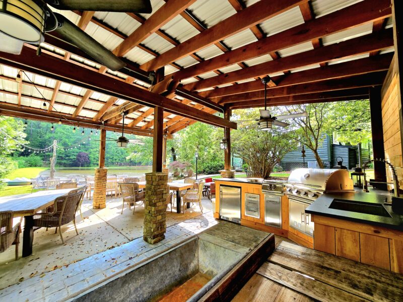 COZY COTTAGE NESTLED ON WATERS EDGE