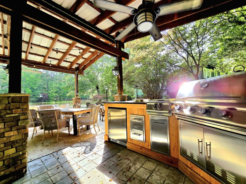 COZY COTTAGE NESTLED ON WATERS EDGE