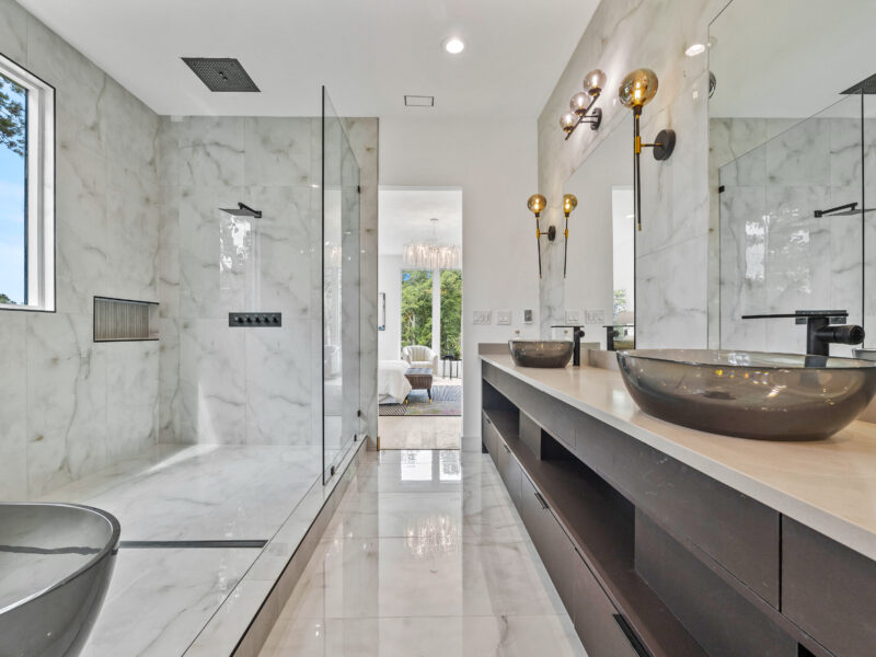 FIFA Housing & Modern Estate for Teams and Staff | Heated Pool + Theater & Gym | Sleeps 21 | Tailored Setup