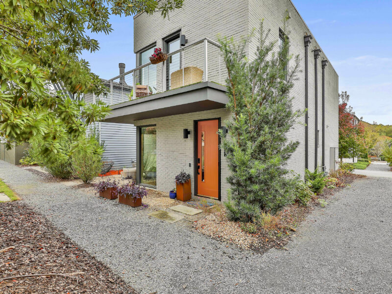 Mid-Century 3 Master Suite Haven in Trilith with Parking