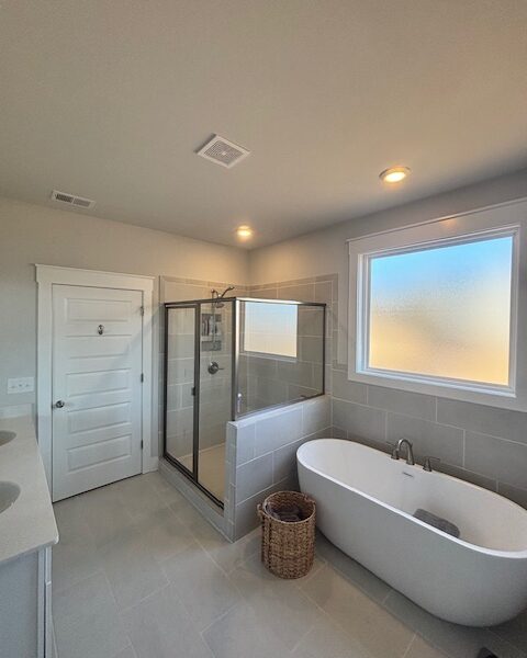 New, Clean and Modern 5 bedroom 4.5 bath Plus Pool