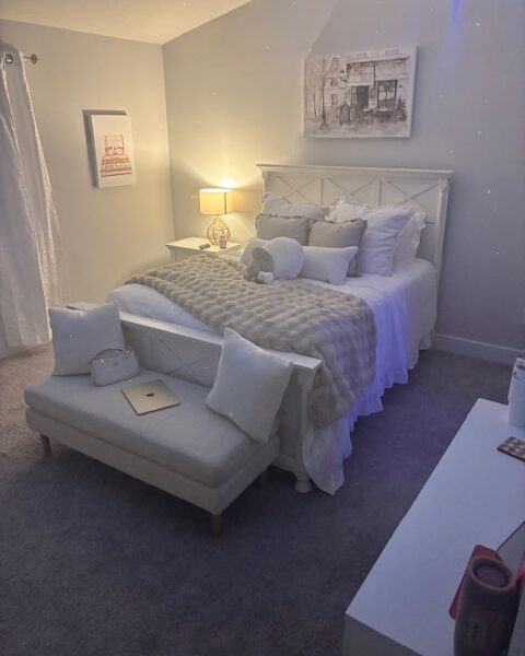 New, Clean and Modern 5 bedroom 4.5 bath Plus Pool