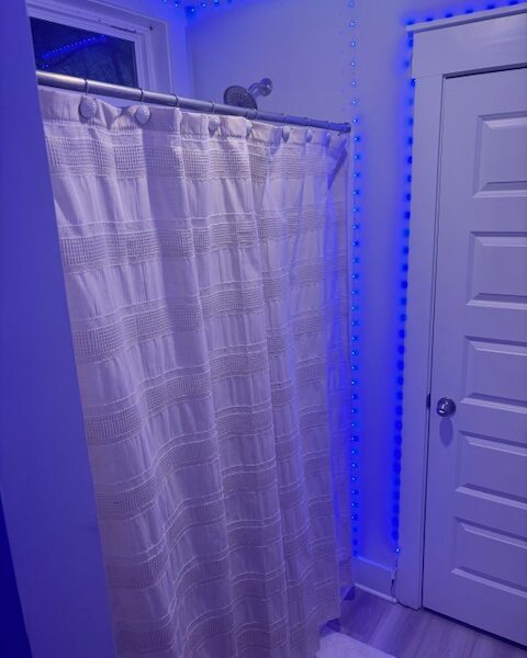 New, Clean and Modern 5 bedroom 4.5 bath Plus Pool