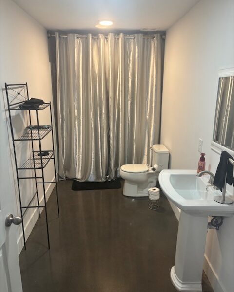 New, Clean and Modern 5 bedroom 4.5 bath Plus Pool