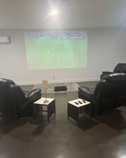 New, Clean and Modern 5 bedroom 4.5 bath Plus Pool