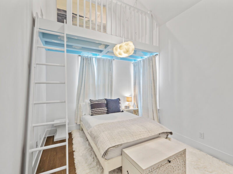 Luxury Townhome in Trilith -Steps from US Soccer Training Center, 1 Block to Pool & Restaurants & Private Oversized Courtyard!!!