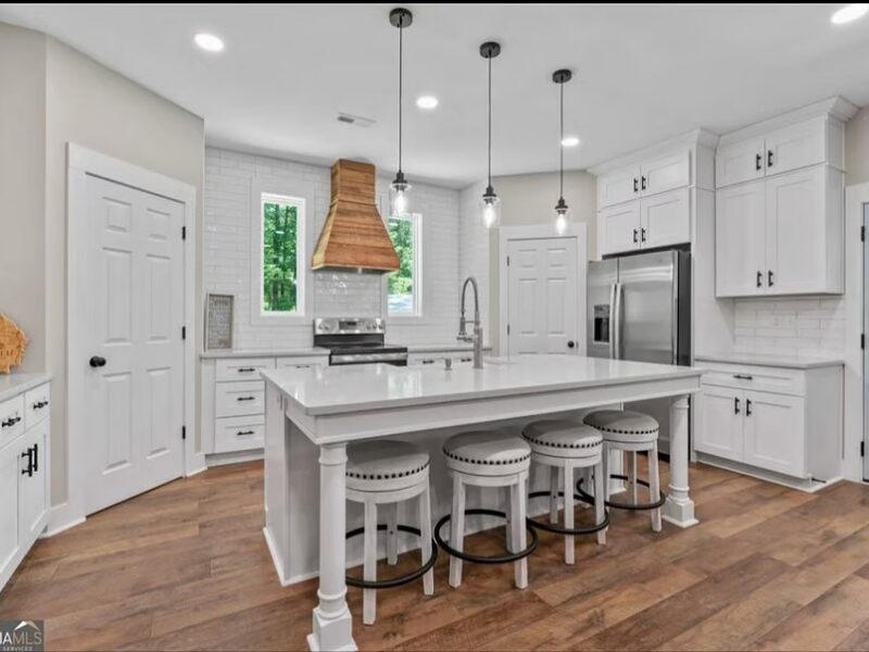 Peaceful gated 2 bedroom unit, with private pond access