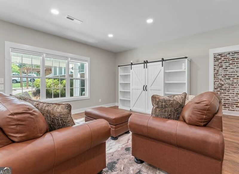 Peaceful gated 2 bedroom unit, with private pond access