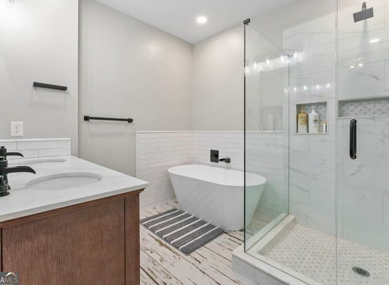 Peaceful gated 2 bedroom unit, with private pond access