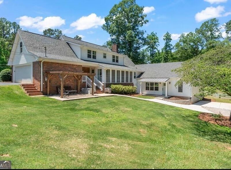 Peaceful gated 2 bedroom unit, with private pond access