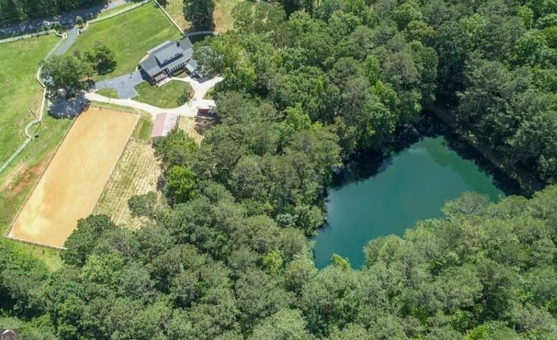 Peaceful gated 2 bedroom unit, with private pond access