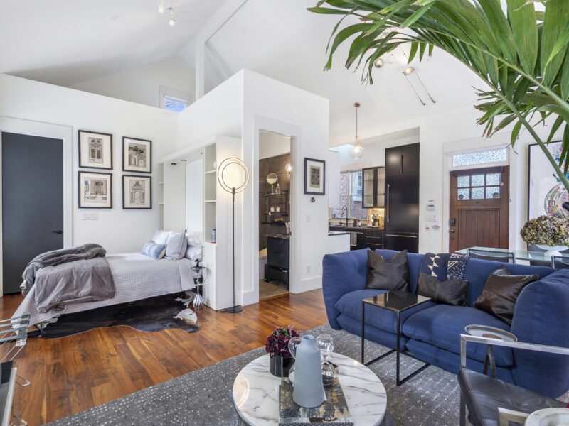 Candler Park Compound - 3 Distinct Spaces - 5 Bedrooms - 4 full baths / 2 - 1/2 baths - 30 - 45 Day Rental