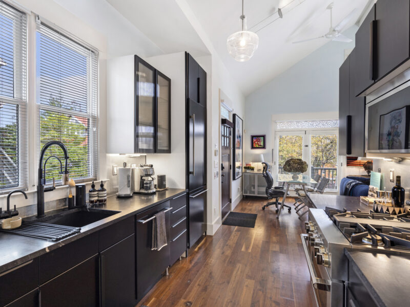 Candler Park Compound - 3 Distinct Spaces - 5 Bedrooms - 4 full baths / 2 - 1/2 baths - 30 - 45 Day Rental