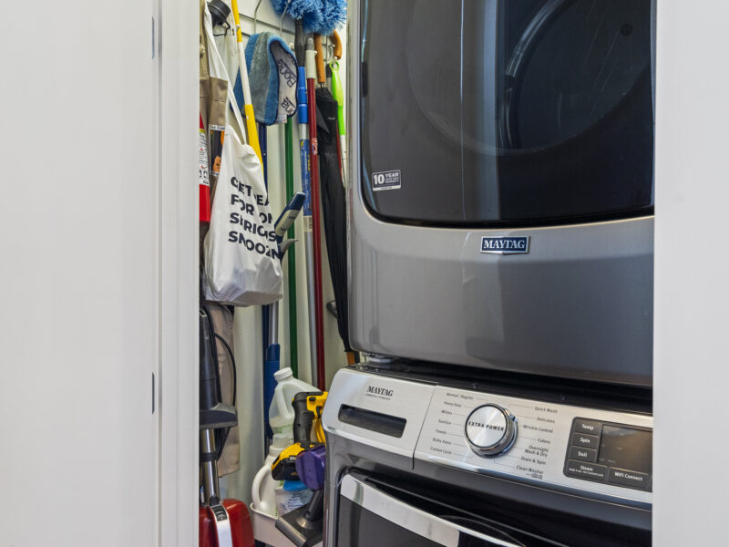 Candler Park Compound - 3 Distinct Spaces - 5 Bedrooms - 4 full baths / 2 - 1/2 baths - 30 - 45 Day Rental