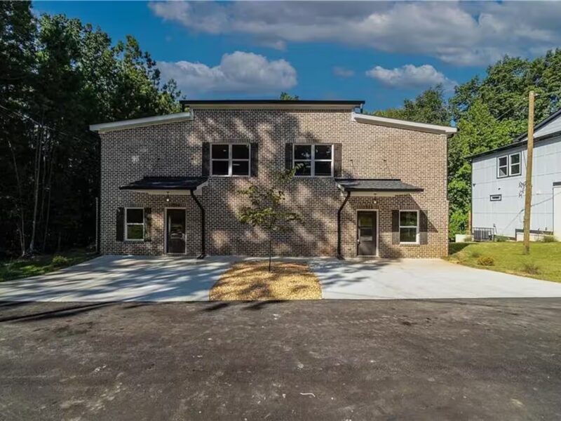 Modern townhouse near Stone Mountain. Sleeps 10.