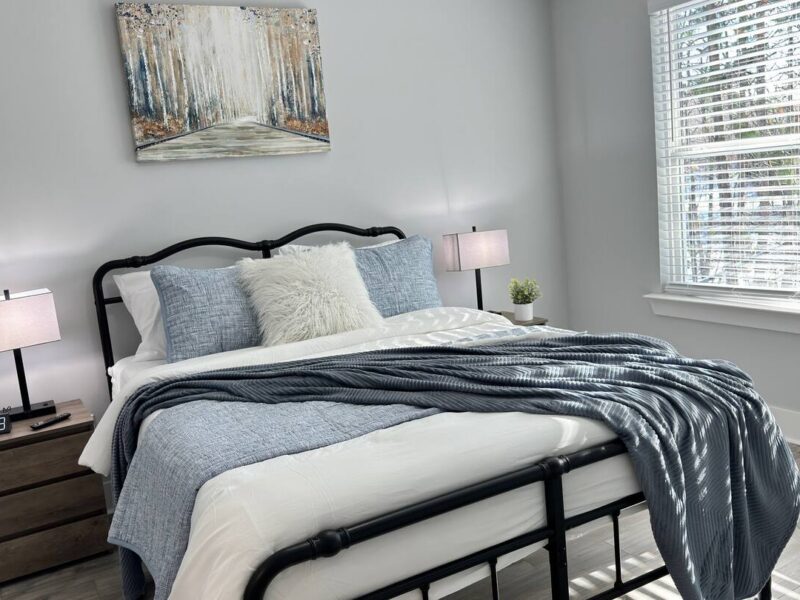 Modern townhouse near Stone Mountain. Sleeps 10.