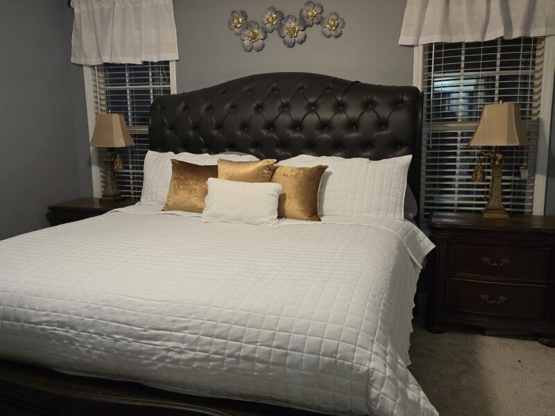 Luxury 4BR Oasis with a dedicated office ( Sleeps up to 10 ppl)