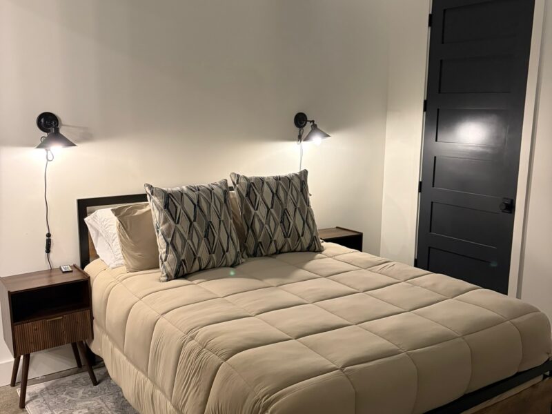 World Cup Executive or Family Modern 2 bed / 2 bath Ground Floor Loft. Sleeps 6. 3.2 miles to Mercedes Benz Stadium. Centrally located, very walkable neighborhood.