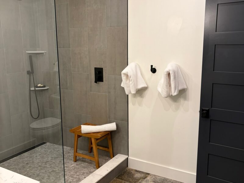 World Cup Executive or Family Modern 2 bed / 2 bath Ground Floor Loft. Sleeps 6. 3.2 miles to Mercedes Benz Stadium. Centrally located, very walkable neighborhood.